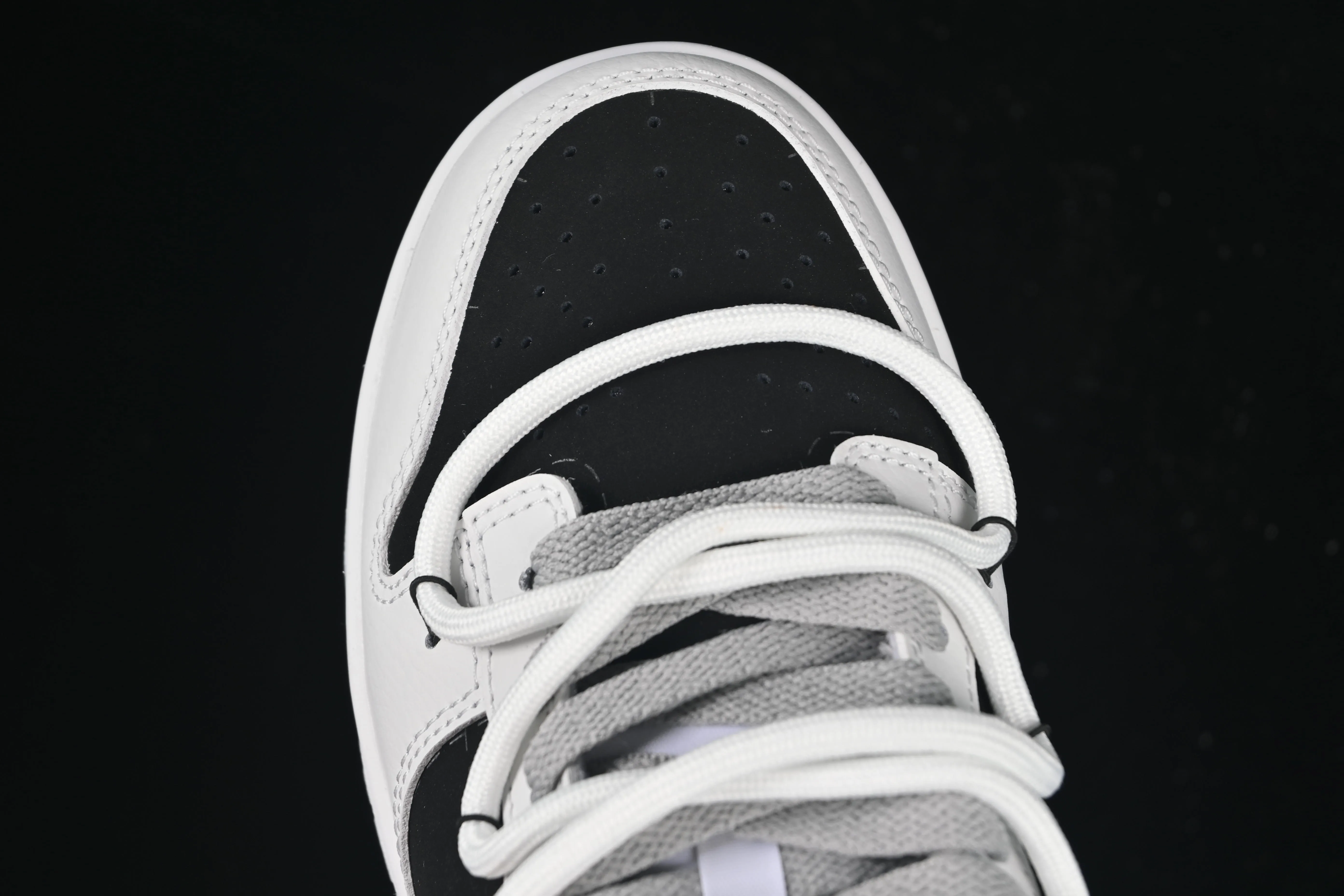 All categories Nk SB Dunk Series Nk SB Dunk Low High-end customized low-top sneakers Nike SB Dunk Low "Just Do it" Strap black and silver Anniversary high-end customized low-top casual sneakers WS0414-025